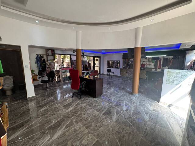 Salão Comercial para Arrendamento em Maputo - 2